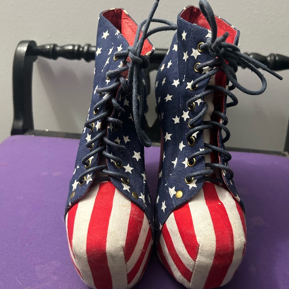 Jeffrey Campbell Size 7 American Flag heels 
Slightly worn 
Good condition